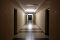 Частник, купивший общежитие, не имеет права выселять жильцов, проживающих на законных основаниях по состоянию на момент перехода права собственности