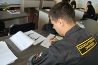 Судебные приставы взыскали с предпринимателя 293 тысячи компенсации за проданный несправный смартфон