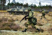 Закон, позволяющий лицам без гражданства заключать контракты на службу в Вооруженных силах России, принят Госдумой в третьем чтении