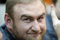 Отбывающий в колонии «Черный дельфин» экс-сенатор Рауф Арашуков подал иски к ФСИН за невыдачу куриных яиц и холодной закуски в обед, а также за хаотичное переключение телеканалов