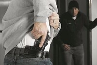 Отменить наказание за самооборону при проникновении в дом посторонних предложили в ЛДПР, сообщила пресс-служба партии 