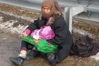 Давая деньги попрошайке с младенцем, вы фактически оплачиваете смерть ребенка