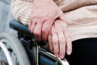 Одиноких пенсионеров старше 80 лет хотят включить в число получателей государственной соцпомощи без учета среднедушевого дохода и признать их нуждающимися в социальном обслуживании без дополнительных условий