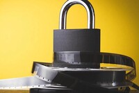 За размещение в интернете фильма без разрешения правообладателя москвич стал фигурантом уголовного дела  по п. «в» ч. 3 ст. 146 УК РФ (незаконное использование объектов авторского права в целях сбыта, совершенное в особо крупном размере)