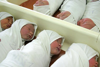 Стимулировать рождаемость эффективнее, чем запрещать аборты