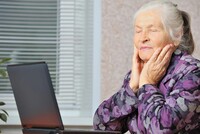 Для назначения доплат к пенсии регистрация на портале госуслуг необязательна, человек имеет право сам решать, в каком виде ему подавать заявления – ВС