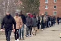 Сотрудник иркутского вуза оформляла нелегалов студентами, за это часть из них таксовали на машинах ее таксопарка