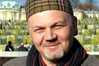 О плагиате. Давно в юности придумал такую фразу: "Если мысль чужая, но верная, то почему б ее не выдать за свою".