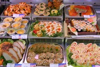 Запретить магазинам готовить и торговать уже готовой едой предложила группа депутатов от фракции «Справедливая Россия» во главе с лидером партии Сергеем Мироновым