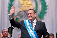 Полиция Гватемалы подозревает россиян в подкупе президента страны ковром, полным денег 