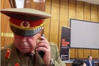 Британец в советской военной форме устроил дебош на конференции тори