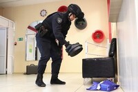 Обнаружив подозрительный или взрывоопасный предмет, не подходите к нему близко. Максимально быстро сообщите об угрозе взрыва в полицию по номерам: «02» (с мобильного – «102») или «112», – пояснили в пресс-службе ГУ МВД России по Московской области. Вблизи неизвестного предмета запрещено использовать мобильные телефоны и другие средства радиосвязи. Если предмет находится в общественном транспорте – надо опросить окружающих и уведомить водителя или машиниста. После остановки транспорта – выйти из него, отойти на безопасное место и ждать прибытия полиции. В подъезде дому – опросить соседей и также сообщить в полицию, зафиксировать время обнаружения и дождаться оперативных служб.  Внешний вид предмета может скрывать его настоящее назначение. В качестве камуфляжа для взрывчатых веществ используются самые обычные бытовые предметы: сумки, пакеты, коробки, игрушки и др. Родители должны разъяснить детям, что нельзя поднимать и трогать незнакомые вещи. К признакам взрывного устройства относятся: провода, небольшие антенны, изолента, шпагат, веревка или скотч в пакете или торчащие из него; шум из обнаруженного предмета (тиканье часов, щелчки); наличие на найденном предмете элементов питания; необычное размещение предмета; специфический запах, не характерный для конкретного места.