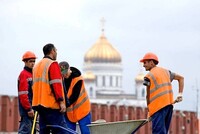 Ограничения на выплату больничных и пособий по уходу за ребенком предложили распространить на всех находящихся в России иностранцев (кроме граждан Белоруссии и высококвалифицированных специалистов)