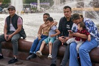 Количество фиктивных браков мигрантов для получения ими РВП сократилось на 54%, а благодаря введению реестра контролируемых лиц выявлено 780 тысяч нарушителей миграционного законодательства. Об этом заявил председатель Комитета по делам СНГ, евразийской интеграции и связям с соотечественниками Леонид Калашников. Также он отметил положительную роль сбора геномних данных в авиаузле Москвы, что позволяет выявлять нарушителей и причастных к различным преступлениям, а также выдворять из страны тех, кто после депортации вернулся, переделав на родине документы. Депутат Ирина Яровая, в свою очередь, отметила, что комплекс принятых мер позволил дать объективную оценку статуса пребывания несовершеннолетних на территории РФ. По ее словам, в настоящее время на территории РФ пребывают 650 тысяч детей и иностранных граждан. При этом их количество сократилось на 100 тысяч, потому что появились требования к родителям и знанию русского языка. При этом более восьми тысяч детей мигрантов школьного возраста никогда нигде не обучались, с ними никто не вел работу.