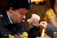 Нахождение полицейского в пьяном виде в командировке даже вечером в нерабочее время является грубым нарушением служебной дисциплины и основанием для увольнения, пояснил Пятый апелляционный суд общей юрисдикции