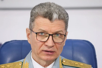 У экс-главы таможни Подмосковья прокуратура требует изъять сеть фитнес-клубов. Как пишет РБК со ссылкой на источники, официальный доход Вячеслава Романовского и его супруги с 2000 года составил 39 млн руб., при этом в 2011 году он приобрел в Ставрополе помещение, спортивный инвентарь и тренажеры для спортивного клуба общей стоимостью 20 млн руб, в 2013 году – еще два помещения в городе общей площадью 1259 кв. м. Несмотря на должностные антикоррупционные запреты и ограничения, через доверенных лиц он неправомерно участвовал в предпринимательской деятельности, сформировав в Ставрополе единую бизнес-группу под фирменным наименованием Fresh Fit & Spa. Всего за 15 лет предпринимательской деятельности ответчики по иску получили права на 56 объектов движимого и недвижимого имущества общей стоимостью более 500 млн руб. Сетью фитнес-центров его супруга и дети руководили, зарегистрировавшись в качестве индивидуальных предпринимателей. По данным источников РБК, Генпрокуратура просит суд обратить в доход государства жилой дом, два земельных участка, четыре квартиры, 11 нежилых помещений, два машино-места и пять автомобилей, принадлежащих ответчикам, объект незавершенного строительства в Ставропольском крае, права на торговый знак и домен f-fitness, все спортивное оборудование, инвентарь и трнажеры, находящихся в помещениях сети фитнес-центров. Помимо этого, в счет реализованного до настоящего иска коррупционного имущества Генеральная прокуратура просит взыскать солидарно с ответчиков 60,4 млн руб., составляющие эквивалентную сумму за пять автомобилей, земельный участок и полученный доход с договора мены земельного участка в 2647 кв. м.