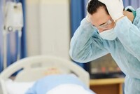 Всего 29% россиян считают, что врача нужно наказывать за любую ошибку, 55%, согласно опросу ФОМ, уверены, что следует наказывать только за грубые ошибки, которые привели к смерти или инвалидности пациента