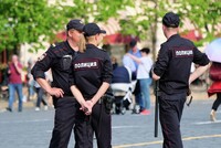 Большинство россиян (64%) нейтрально реагируют на присутствие полицейского на улице, 20% испытывают позитивные эмоции (чувство безопасности, благодарность и спокойствие), 13% – негативные (тревожность, страх, дискомфорт и недоверие), следует из опроса Russian Field