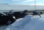 В Тюмени водители открытым капотом своих машин протестуют против фоторадаров