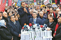 Турецкие оппозиционеры протестуют против коррупции, разбрасывая евро на улицах