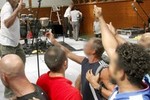 Яник Ноа заставил танцевать всю тюрьму