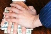 Сотрудник налоговой службы Москвы задержан за взятку