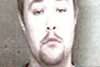 Мужчина обвиняется в жестоком обращении с детьми за нанесение татуировки на ребенка