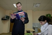 Медведев возмущен скандальным началом ЕГЭ-2013