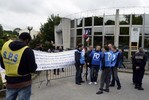 Во Франции сотрудники тюрем протестуют перед зданиями префектур