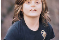 Учительница публично оскорбляет мальчика с длинными волосами