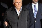 Защита попросит суд выпустить Стросс-Кана из дома без GPS-браслета