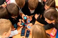 Васильева: Дети должны сдавать телефоны перед началом уроков