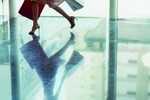 Фройляйн штурмовала стеклянные двери магазина