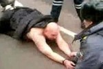 Голым таксистом, разбившим 17 авто, займутся психиатры