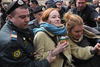 26 задержанных сторонников и противников «Pussy Riot» заплатят за акцию возле Таганского суда