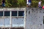 Венесуэла: директор и 20 сотрудников тюрьмы взяты в заложники