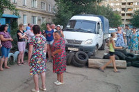 В Балакове местные жители возвели баррикады, блокируя движение транспорта через дворы