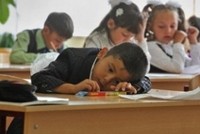 Эксперт: Российские родители наравне с мигрантами должны предоставлять в школу справку об уплате налогов