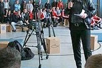 Знаменитый вратарь дружит с несовершеннолетними заключенными