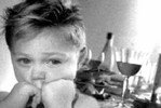 На Урале родительница вручила дочери пиво и отправила на улицу