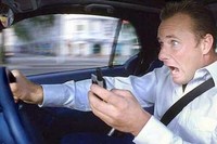 Любителям поговорить по мобильному за рулем вручат фото с мест ДТП