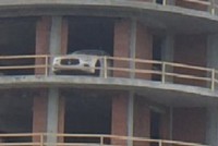 В Петербурге Maserati припарковался на балконе