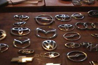 Подростки дарили одноклассникам «Мерседесы» и «Тойоты»