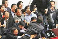 Депутаты подрались из-за бесплатного питания