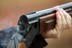 В Америке жена раньше времени вернулась домой и получила пулю от мужа