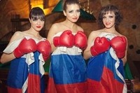 Уральские стриптизерши сочли эротическое шоу с российским флагом патриотичным