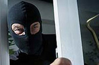 Камера видеонаблюдения зафиксировала лишь маску и капюшон