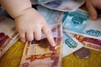 КС РФ: Родитель имеет право материально поддерживать внебрачного ребенка без согласия второго супруга