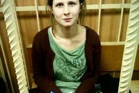 Маша-Pussy стала снова есть