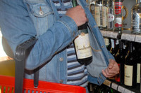 Особый порядок рассмотрения дела не помешал суду назначить 2 года колонии за кражу бутылки коньяка